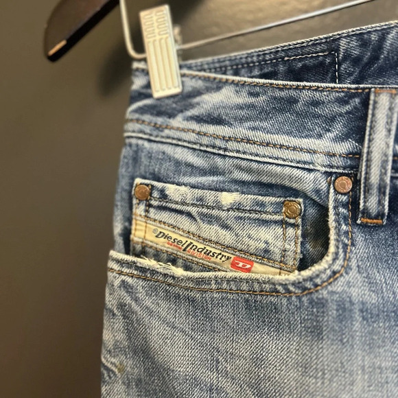 Diesel .”Zathan” size 30/34 EUC intentional
Tiny paint dots on leg- wide leg - Picture 9 of 16